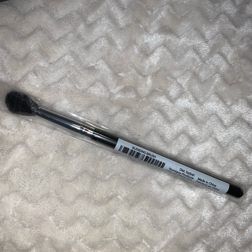 Younique blending brush